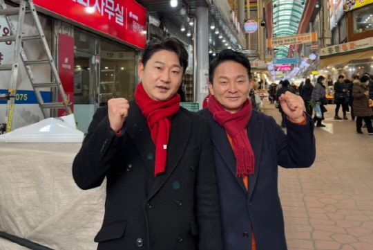 전 축구 국가대표 이천수(왼쪽)와 원희룡 국민의힘 후보<연합뉴스>
